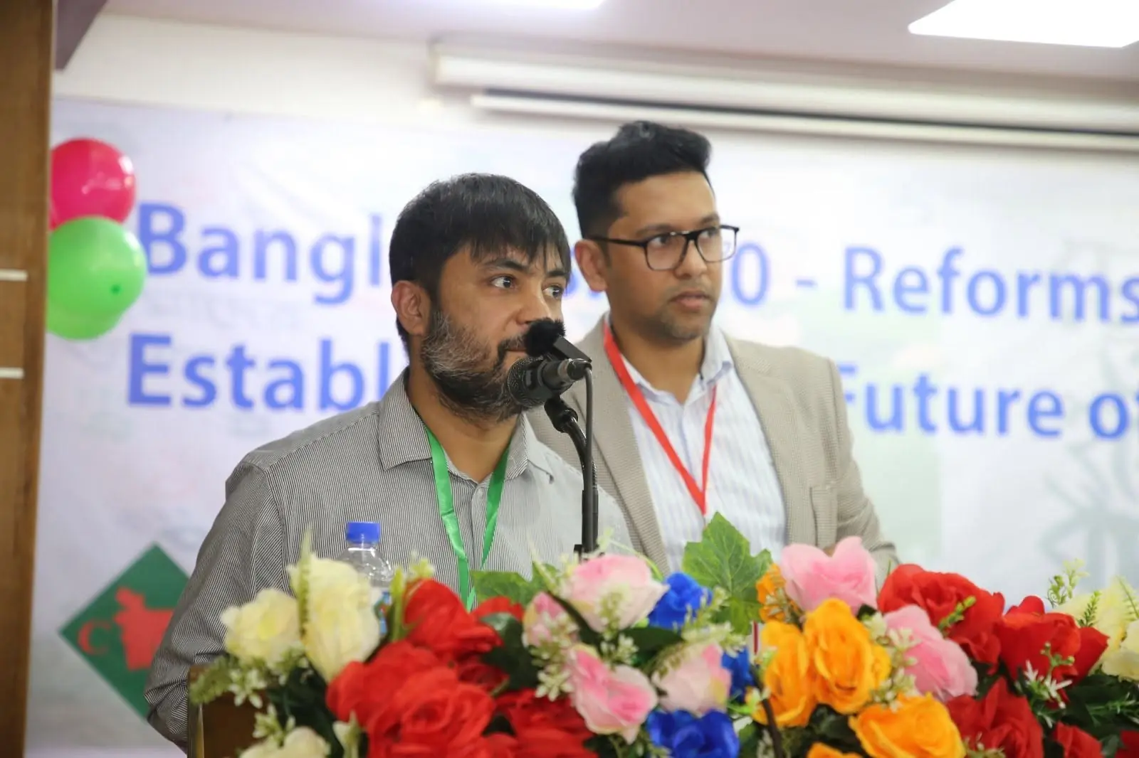 জনসমাবেশে মাহফুজ কবির মুক্তার কার্যক্রমের একটি মুহূর্ত
