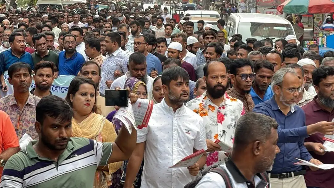 ইশরাক হোসেন এমপি পূজামণ্ডপ পরিদর্শন করছেন
